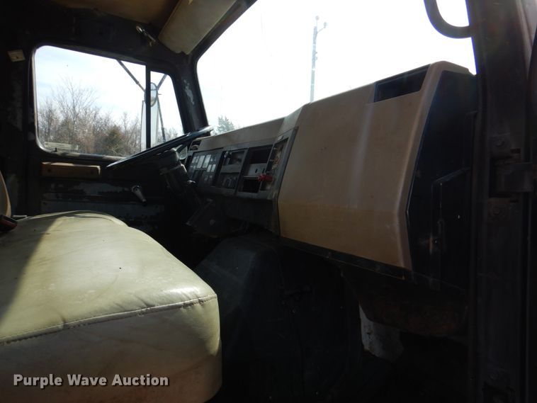 image for item JS9671 1990 International 4800  digger derrick truck