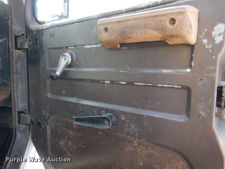 image for item JS9671 1990 International 4800  digger derrick truck