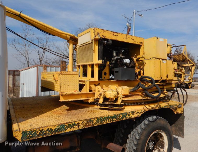 image for item JS9671 1990 International 4800  digger derrick truck