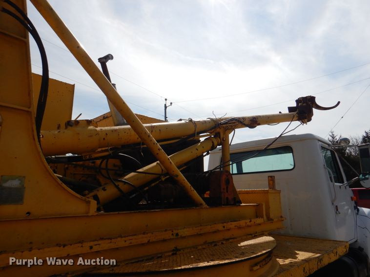 image for item JS9671 1990 International 4800  digger derrick truck