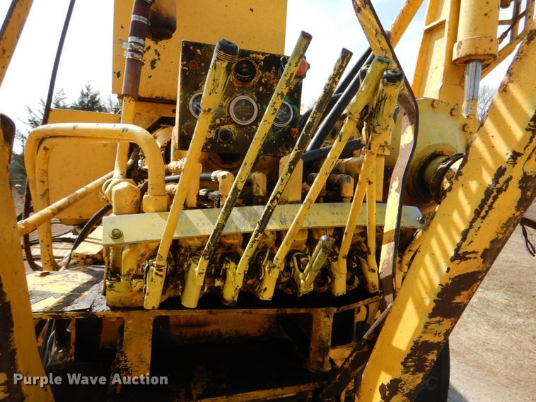 image for item JS9671 1990 International 4800  digger derrick truck