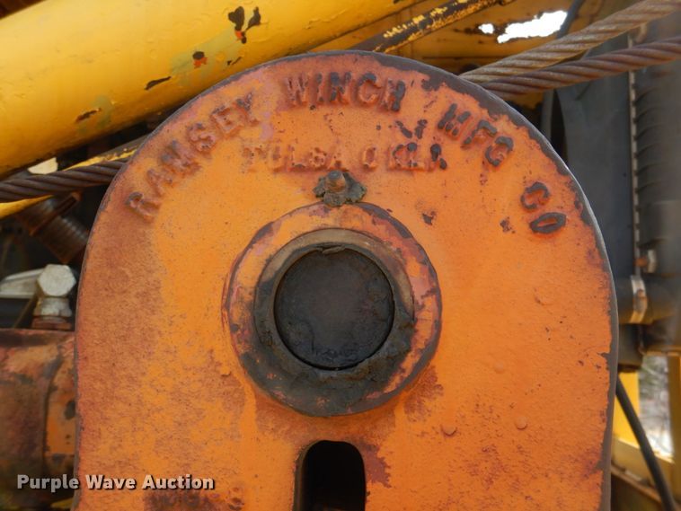 image for item JS9671 1990 International 4800  digger derrick truck