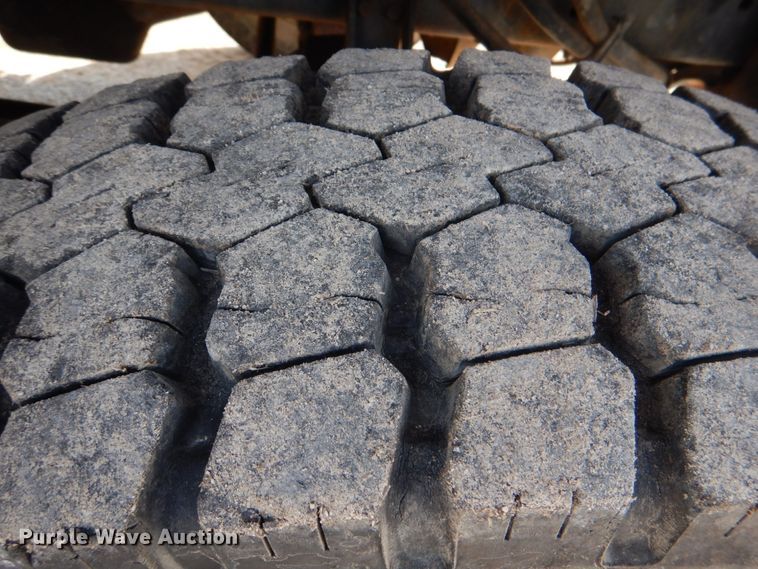 image for item JS9671 1990 International 4800  digger derrick truck