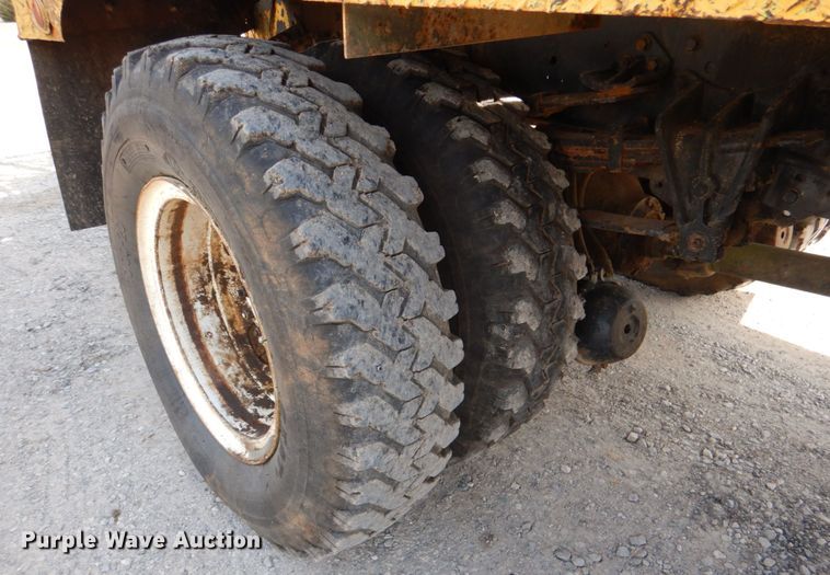 image for item JS9671 1990 International 4800  digger derrick truck