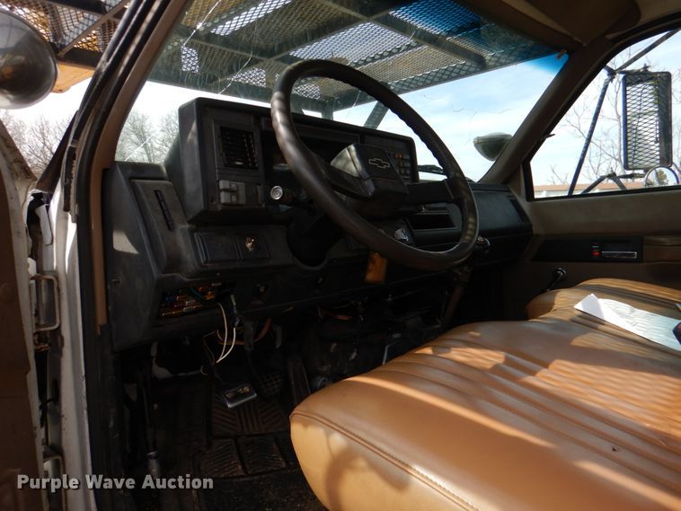 image for item JS9672 1995 Chevrolet Kodiak  bucket truck