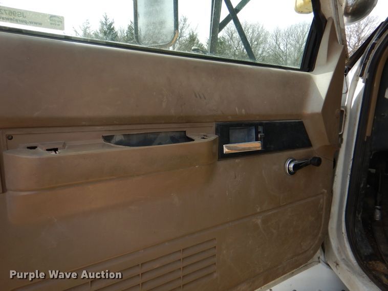 image for item JS9672 1995 Chevrolet Kodiak  bucket truck