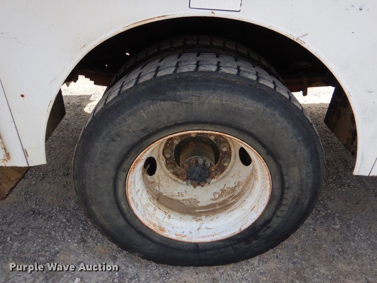 image for item JS9672 1995 Chevrolet Kodiak  bucket truck