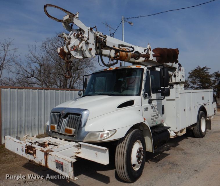 image for item JS9673 2002 International 4300  digger derrick truck