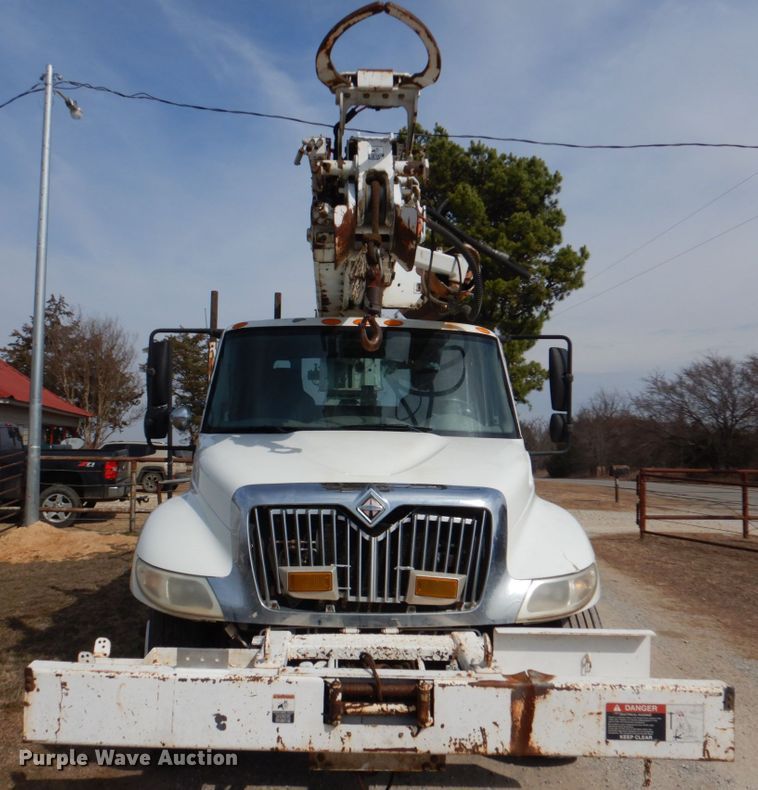 image for item JS9673 2002 International 4300  digger derrick truck