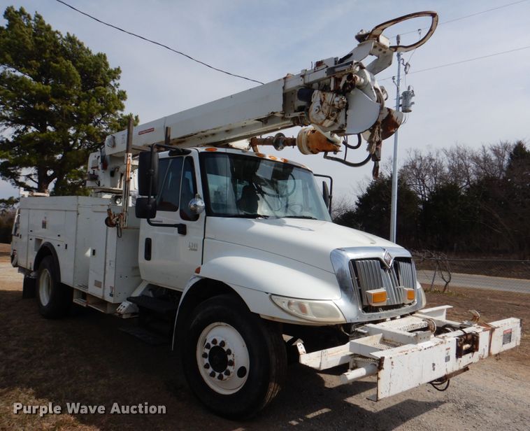 image for item JS9673 2002 International 4300  digger derrick truck