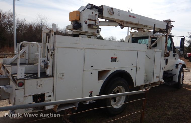 image for item JS9673 2002 International 4300  digger derrick truck