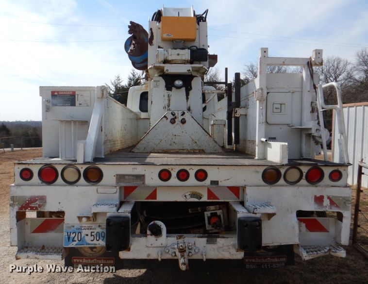 image for item JS9673 2002 International 4300  digger derrick truck