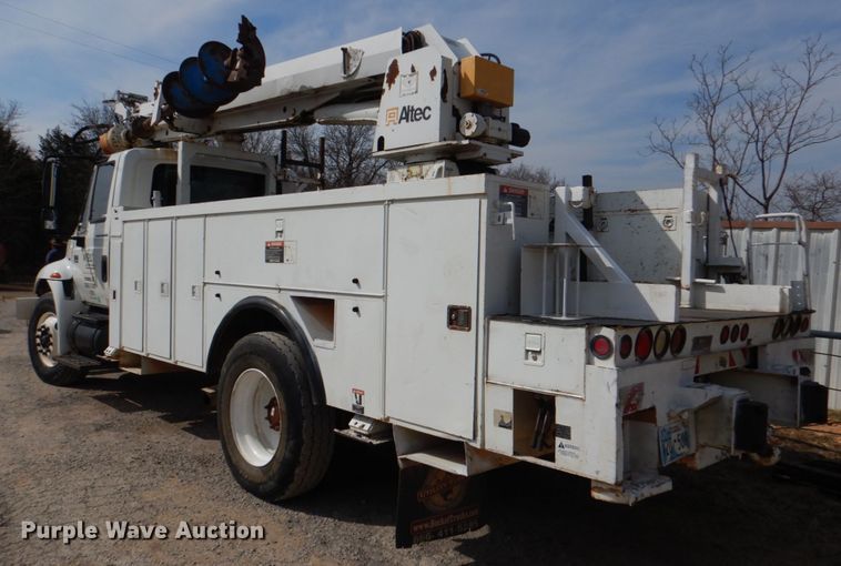 image for item JS9673 2002 International 4300  digger derrick truck