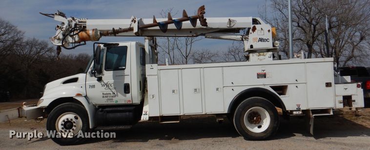 image for item JS9673 2002 International 4300  digger derrick truck