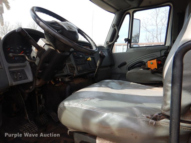 image for item JS9673 2002 International 4300  digger derrick truck