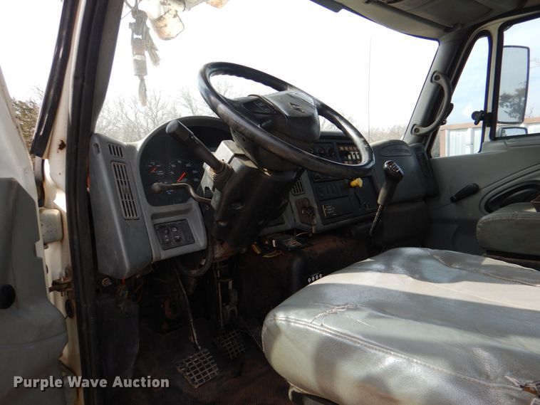 image for item JS9673 2002 International 4300  digger derrick truck