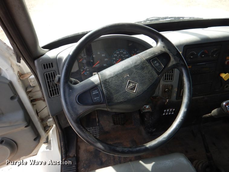 image for item JS9673 2002 International 4300  digger derrick truck