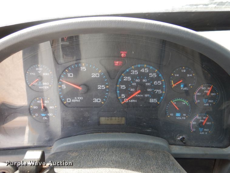 image for item JS9673 2002 International 4300  digger derrick truck