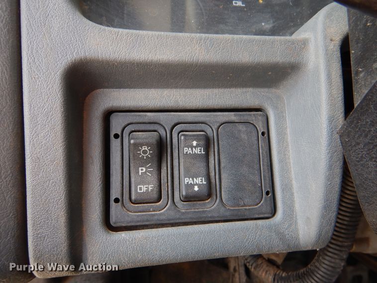 image for item JS9673 2002 International 4300  digger derrick truck