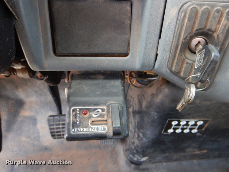 image for item JS9673 2002 International 4300  digger derrick truck