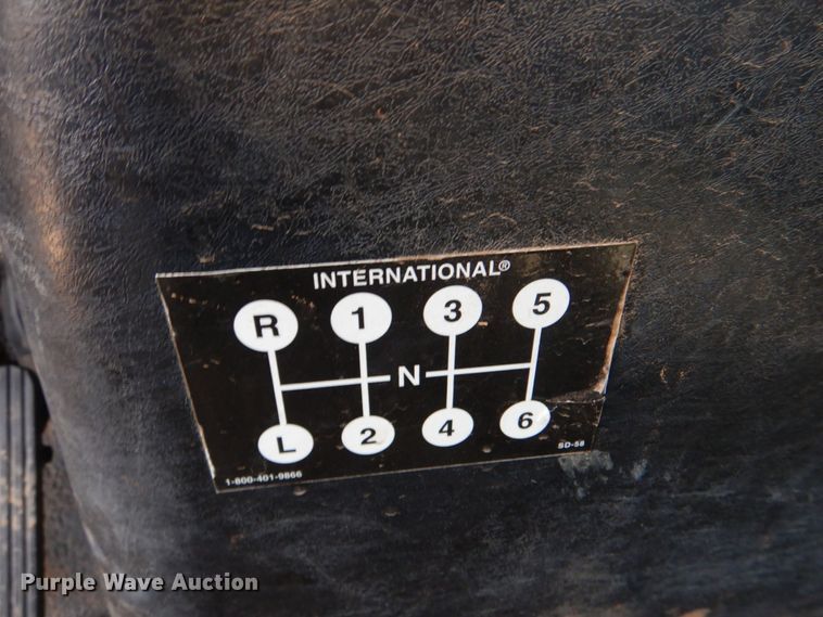 image for item JS9673 2002 International 4300  digger derrick truck