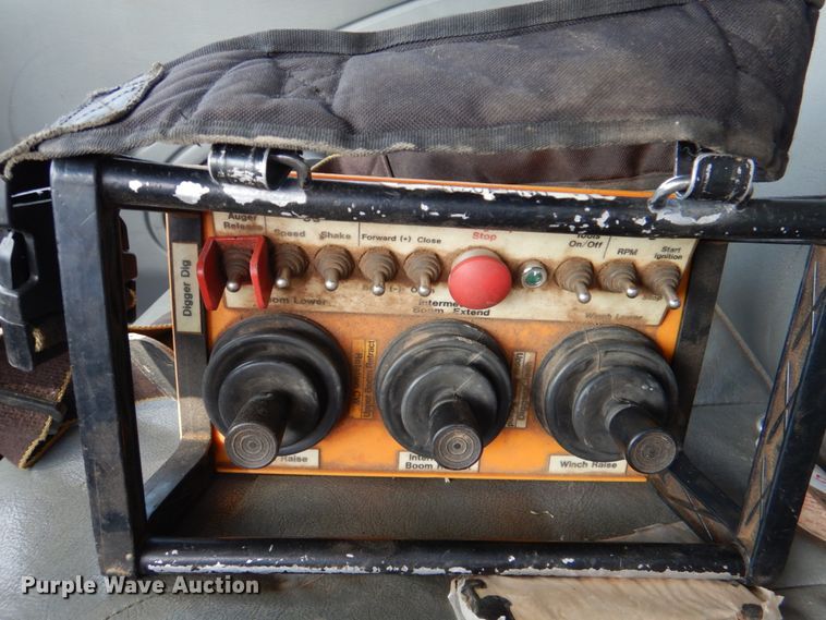 image for item JS9673 2002 International 4300  digger derrick truck