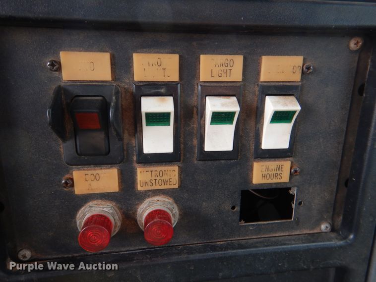 image for item JS9673 2002 International 4300  digger derrick truck