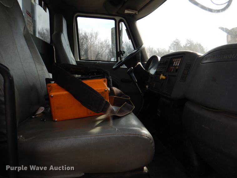 image for item JS9673 2002 International 4300  digger derrick truck