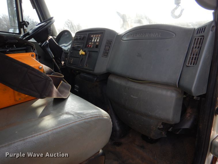 image for item JS9673 2002 International 4300  digger derrick truck