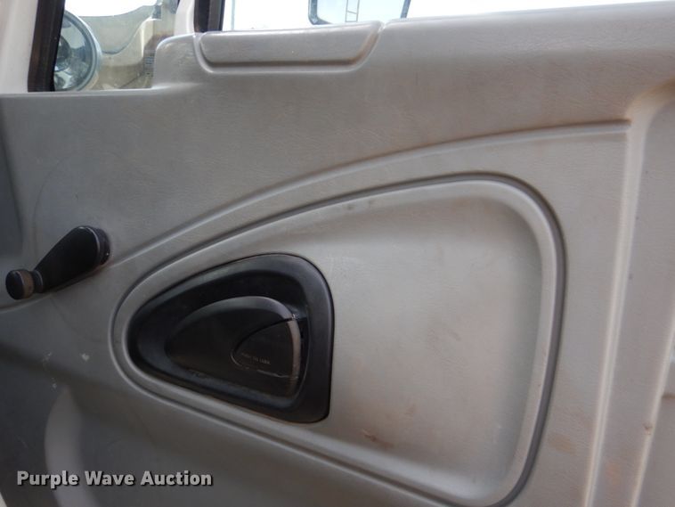 image for item JS9673 2002 International 4300  digger derrick truck