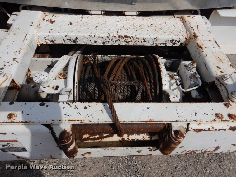 image for item JS9673 2002 International 4300  digger derrick truck