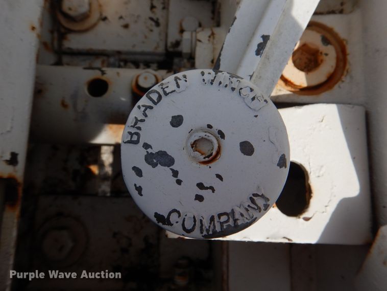 image for item JS9673 2002 International 4300  digger derrick truck