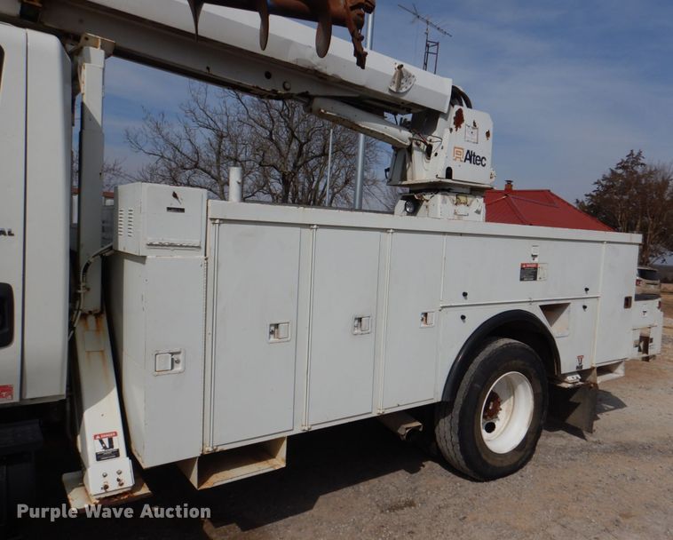 image for item JS9673 2002 International 4300  digger derrick truck