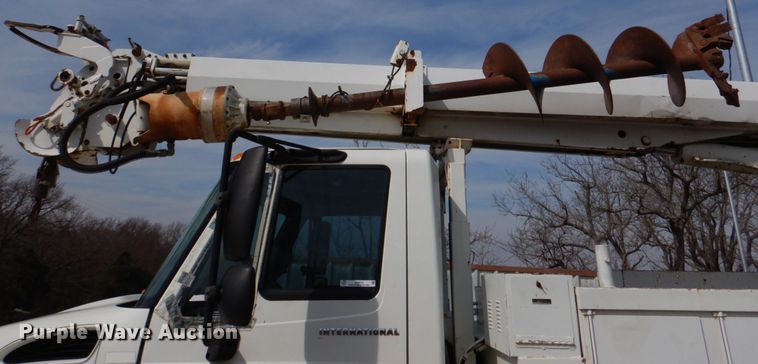 image for item JS9673 2002 International 4300  digger derrick truck