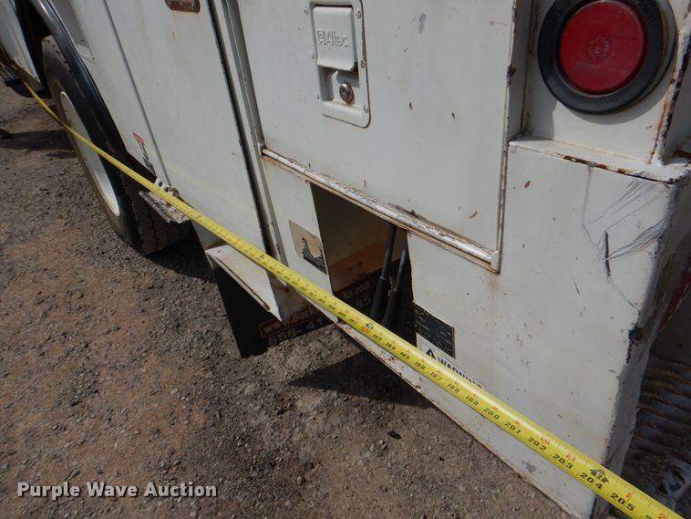 image for item JS9673 2002 International 4300  digger derrick truck