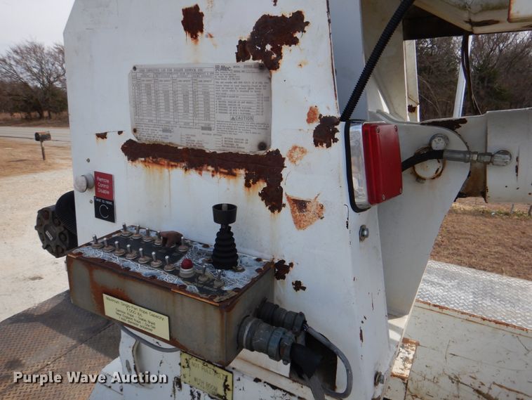 image for item JS9673 2002 International 4300  digger derrick truck