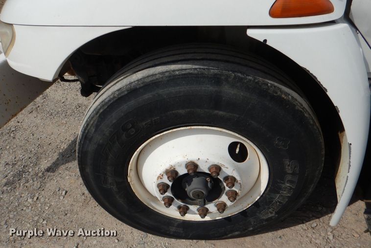 image for item JS9673 2002 International 4300  digger derrick truck