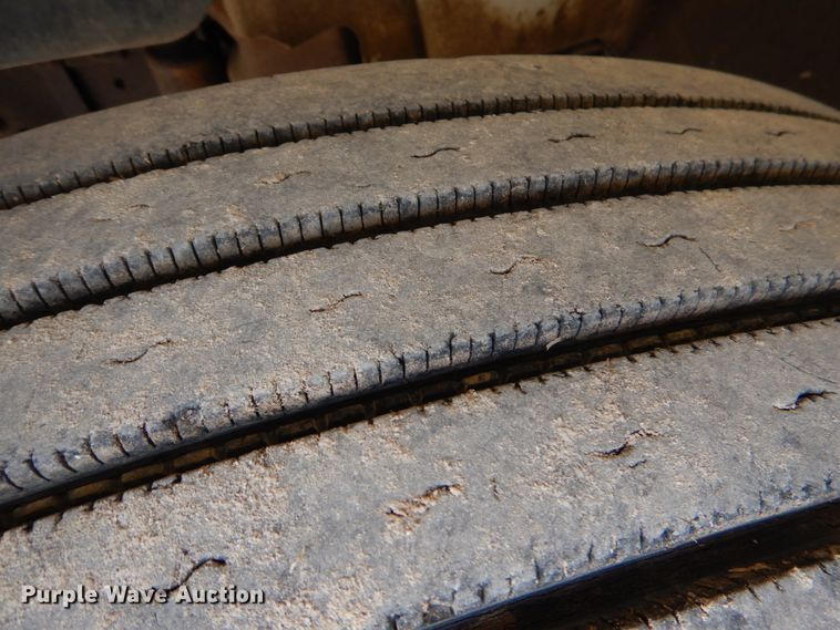 image for item JS9673 2002 International 4300  digger derrick truck