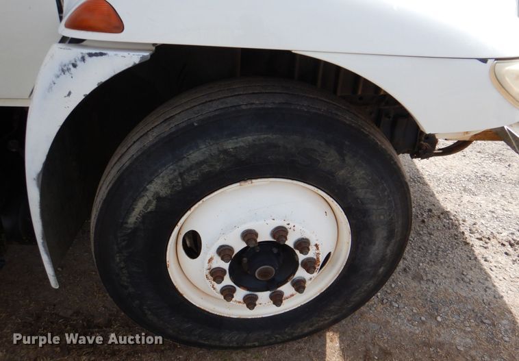 image for item JS9673 2002 International 4300  digger derrick truck