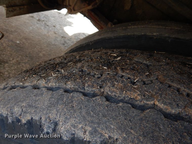 image for item JS9673 2002 International 4300  digger derrick truck