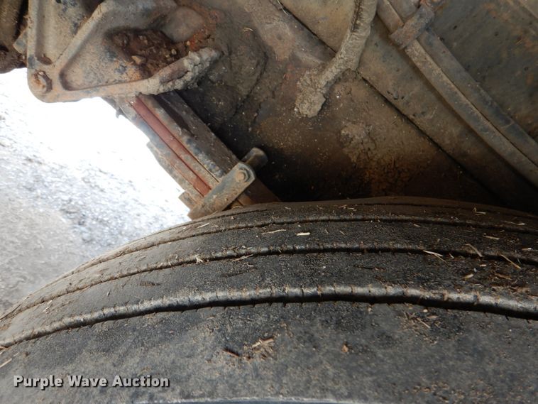 image for item JS9673 2002 International 4300  digger derrick truck