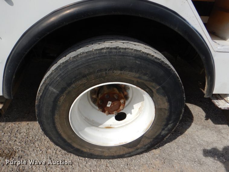 image for item JS9673 2002 International 4300  digger derrick truck