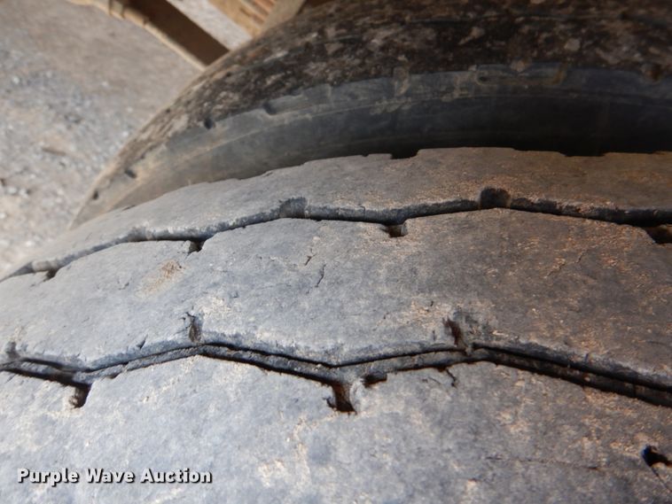 image for item JS9673 2002 International 4300  digger derrick truck