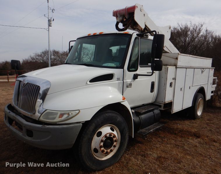 image for item JS9676 2006 International 4300  bucket truck