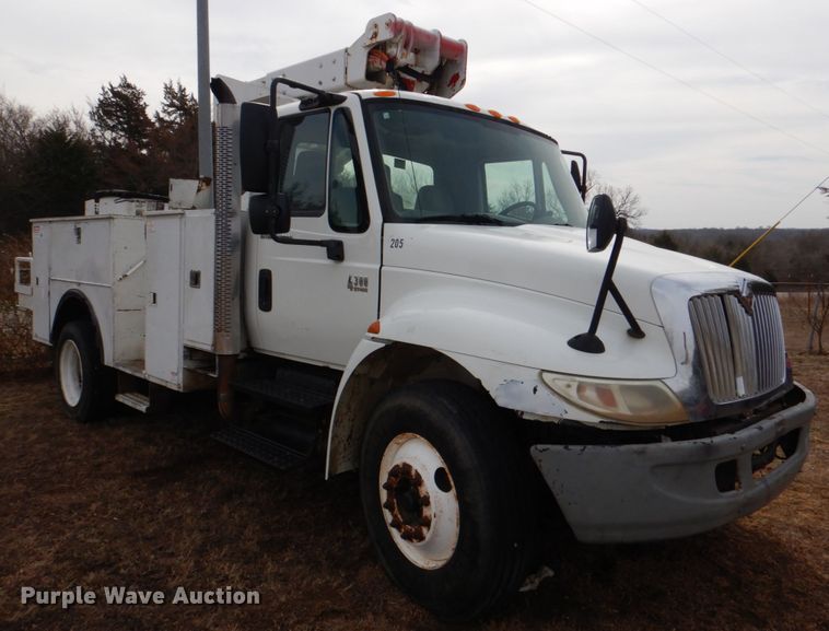 image for item JS9676 2006 International 4300  bucket truck