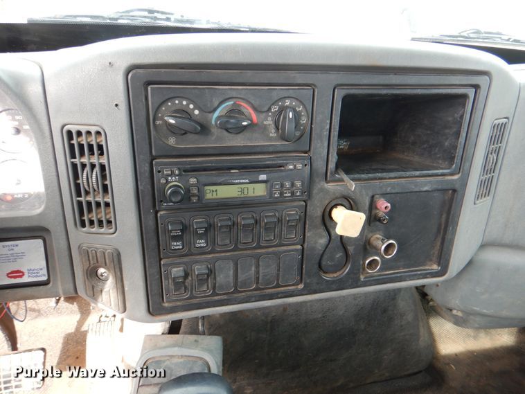 image for item JS9676 2006 International 4300  bucket truck