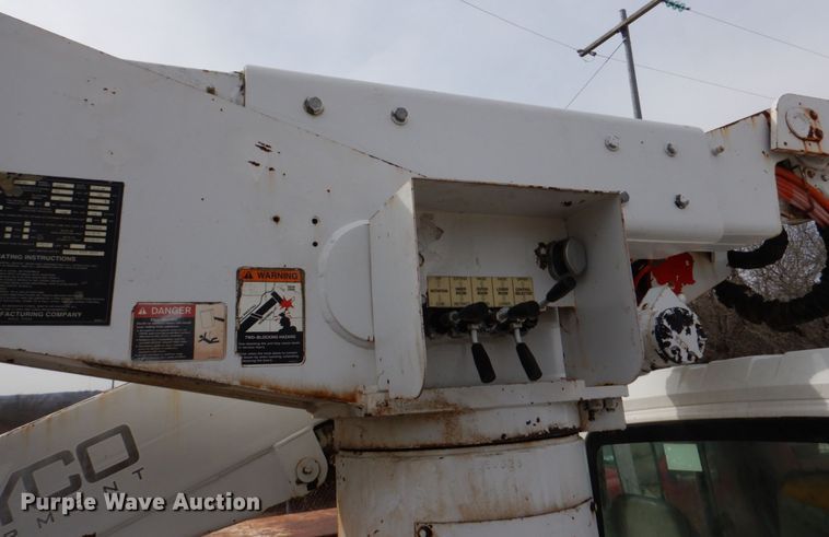 image for item JS9676 2006 International 4300  bucket truck