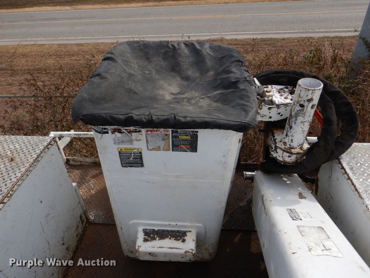 image for item JS9676 2006 International 4300  bucket truck