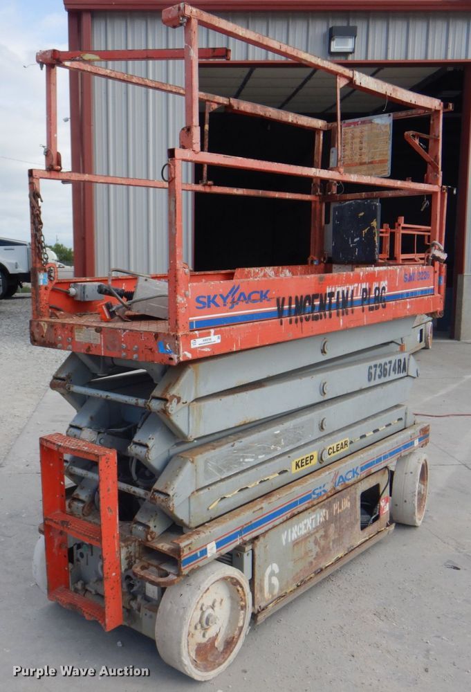 image for item KW9790 2007 Skyjack SJIII 3226  scissor lift
