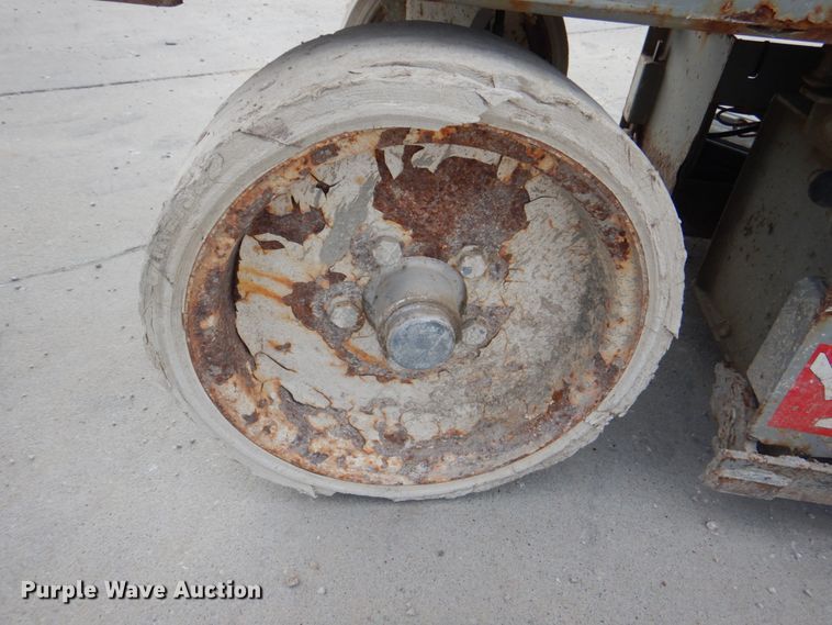 image for item KW9790 2007 Skyjack SJIII 3226  scissor lift